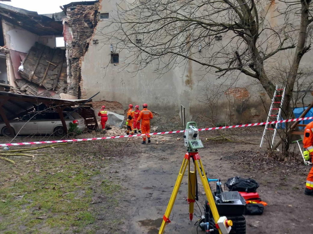 Zawalił się pustostan w Piotrkowie Trybunalskim. Strażacy przeszukali gruzowisko