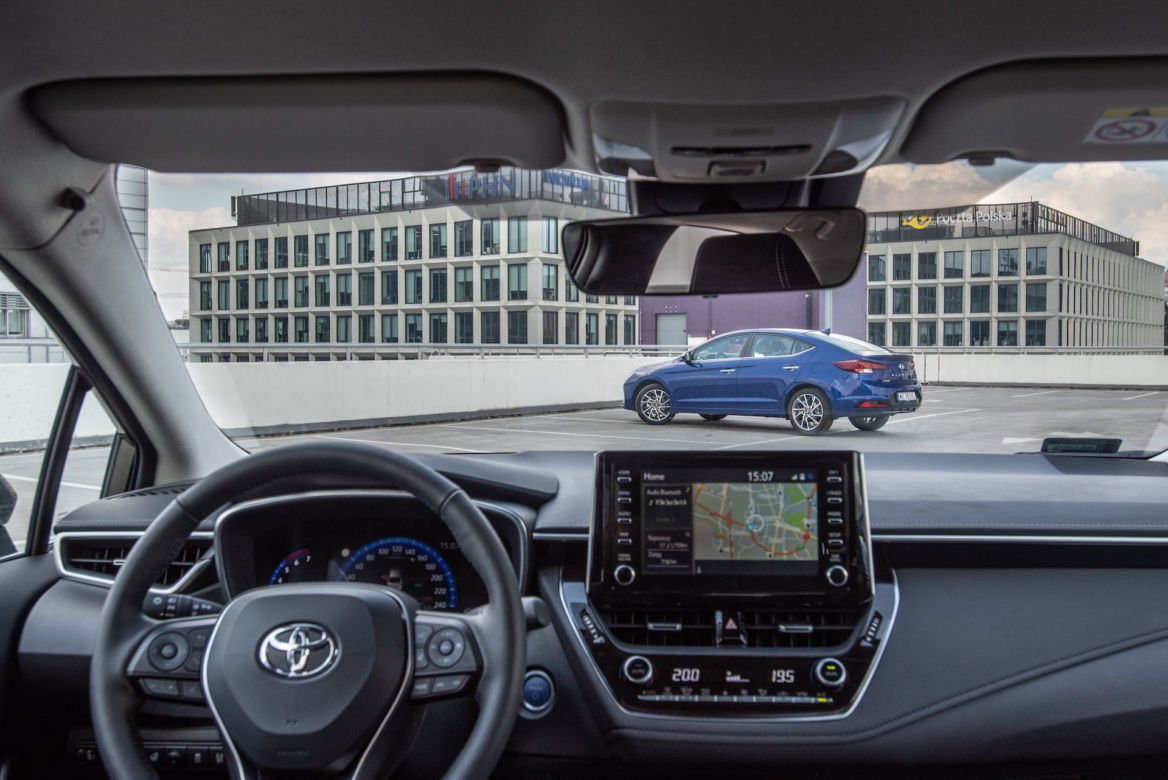 Toyota Corolla Sedan 1.8 Hybrid 122 KM e-CVT vs Hyundai Elantra Style 1.6 MPI 6MT