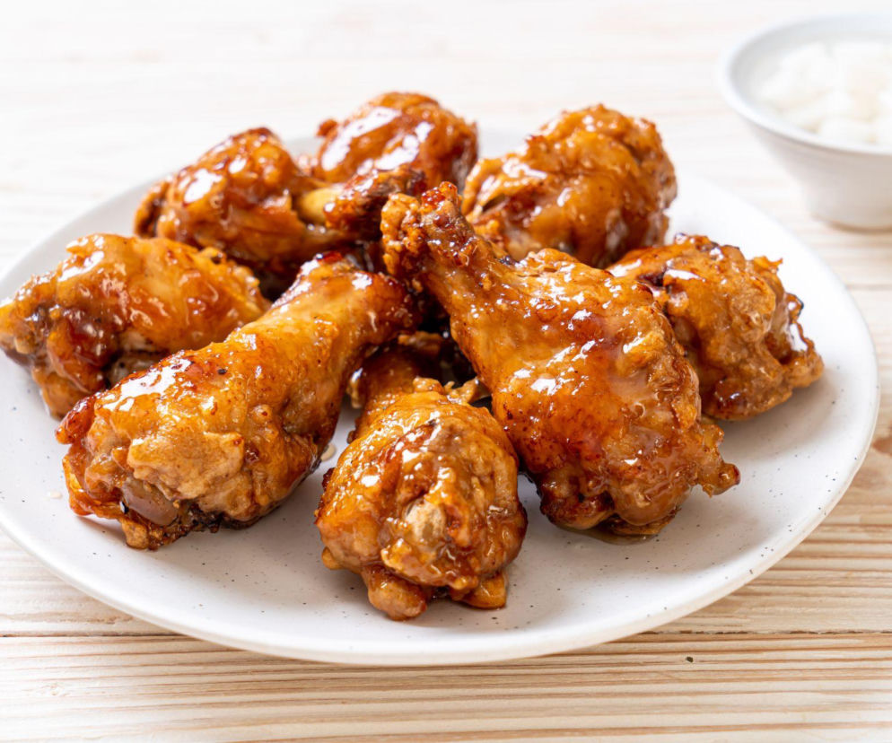 Zwykły kurczak, a smakuje jak z restauracji – glazura gochujang robi całą robotę