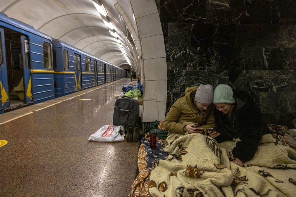 Od początku wojny żyją w metrze. To ich nowy dom i schron przed bombami 
