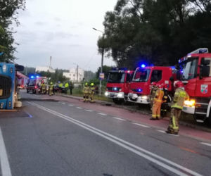 Trasa Olsztnynek - Szczytno zablokowana po wypadku. Ciężarówka przewróciła się na budynek