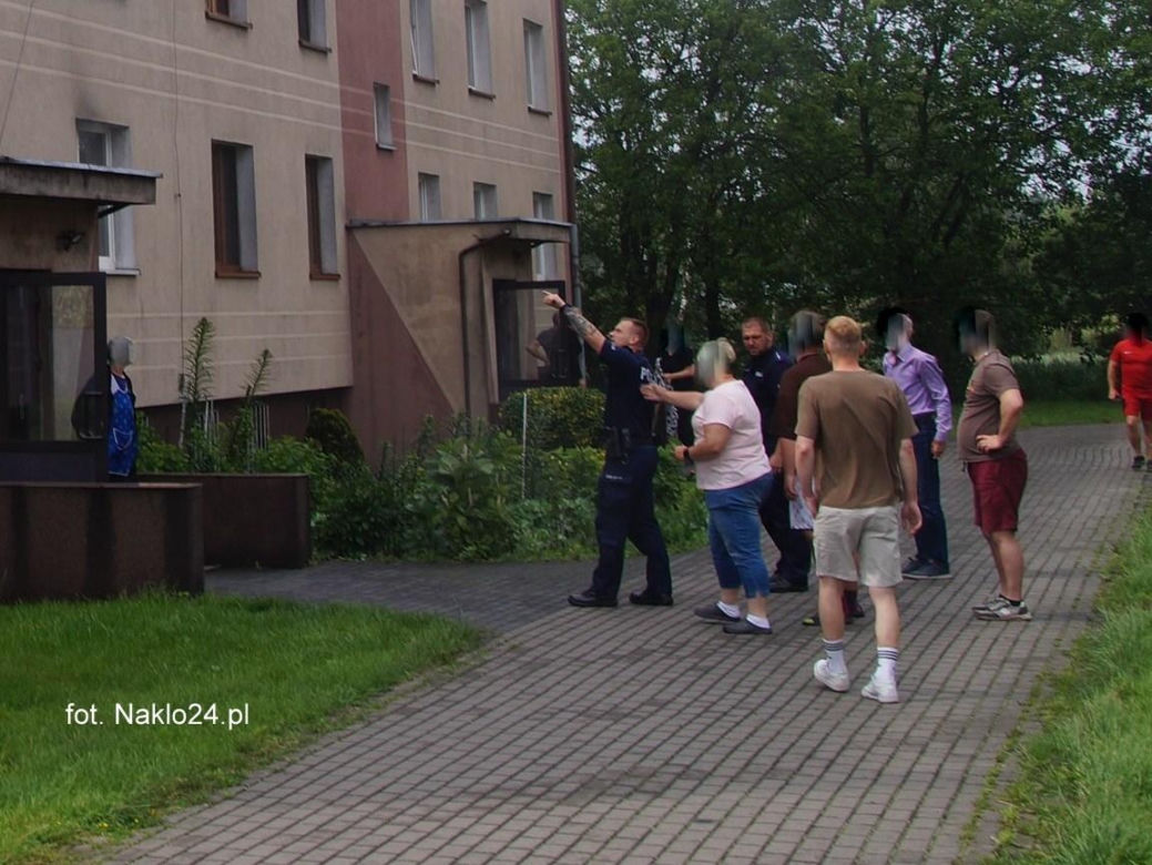 Niebywała odwaga policjantów. Wynieśli z płonącego budynku niepełnosprawnego mężczyznę!
