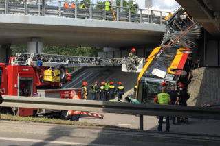 Wypadek autobusu w Warszawie - z jaką prędkością jechał autobus? JEST WIDEO! Jaka jest dopuszczalna prędkość na tym odcinku trasy S8?