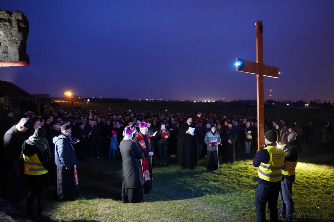 Ogrom wiernych przybył na Drogę Krzyżową na Majdanku. Mamy zdjęcia!