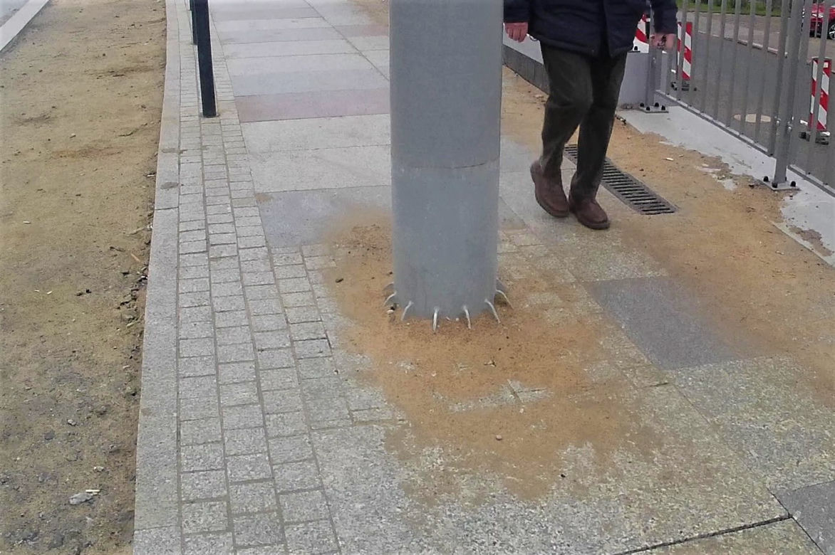 Słupy utrudniają życie pieszym na al. Wyzwolenia