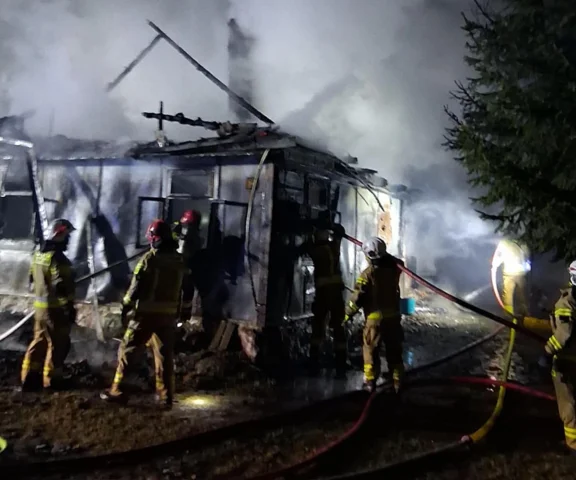 Dwie osoby nie żyją. Pożarem objęty był cały dom