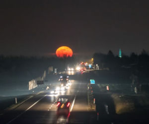 NIESAMOWITE zdjęcia z okolic Trzciany. Fotograf uchwycił wschód księżyca
