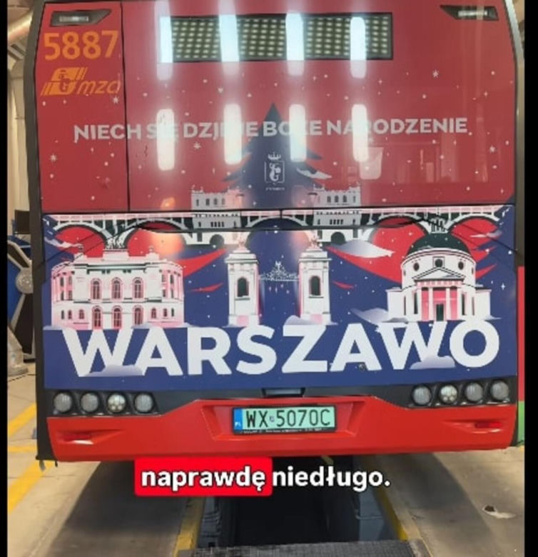 Tył świątecznego autobusu w Warszawie 2025