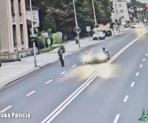 16-latek driftował motocyklem po mieście. Policja przerwała jego popisy