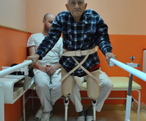 Mam 102 lata i uczę się chodzić