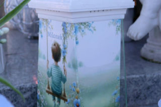 W Wielkanoc na cmentarzu główkę Milanka zmiażdżyła płyta nagrobna. Dramat się nie kończy. Miejsca tragedii strzegą aniołki