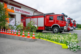 Wóz strażacki OSP Czermno spłonął na polu, walkę z żywiołem prowadziło 14 zastępów