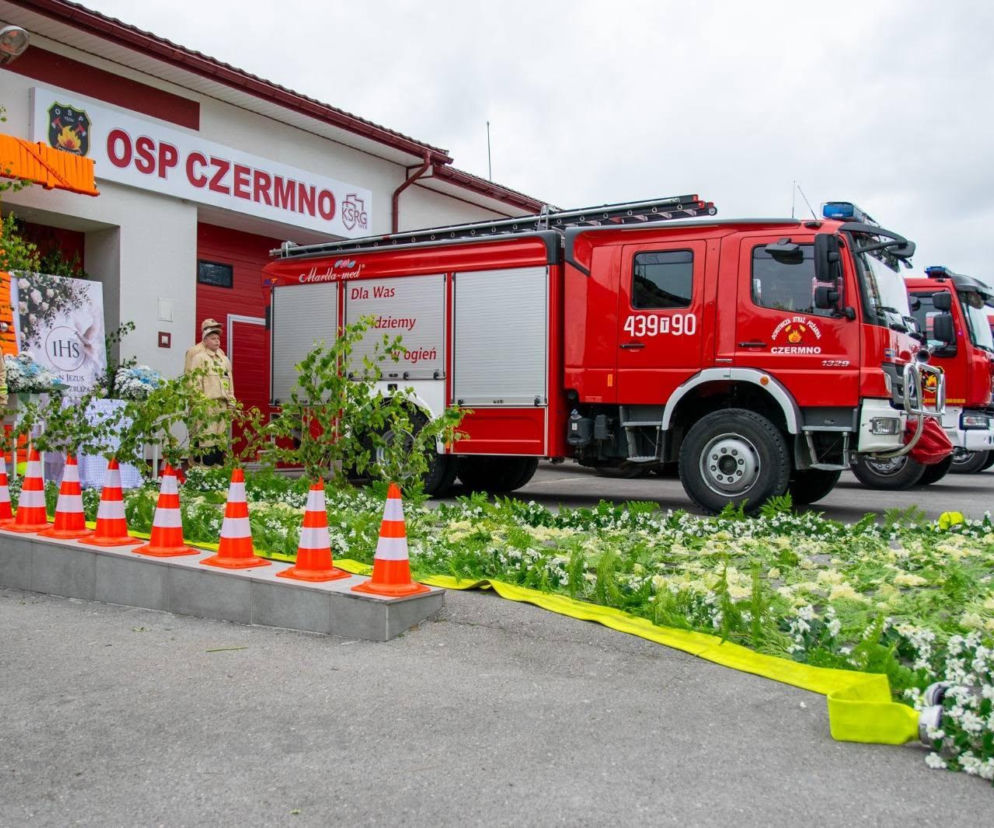 Wóz strażacki OSP Czermno spłonął na polu, walkę z żywiołem prowadziło 14 zastępów