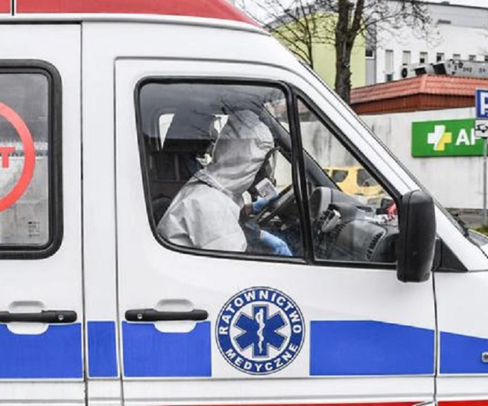 Nieprzytomny mężczyzna leżał na chodniku w Ilkowicach. Interwencja przechodnia uratowała mu życie