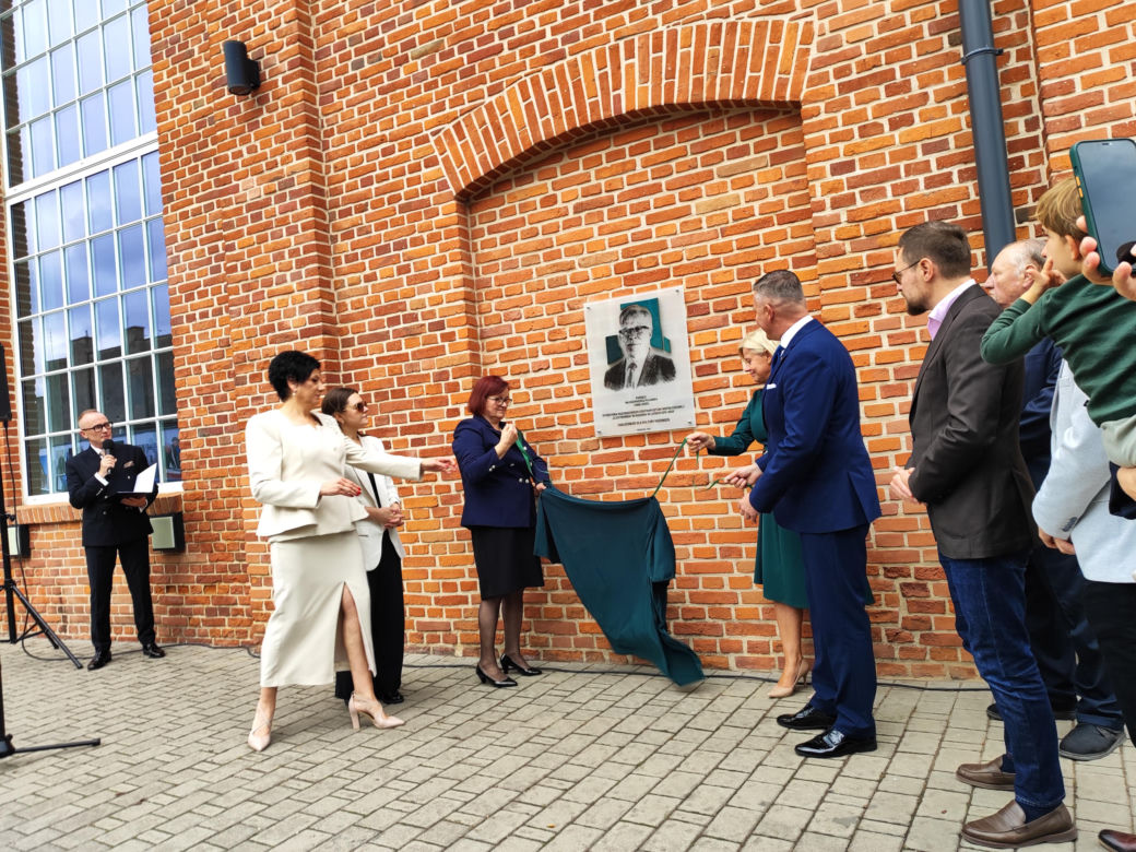 Rozpoczeły się obchody 20-lecia MSCW "Elektrownia" - Dziś odsłonięto tablicę upamiętniająca wieloletniego dyrektorka instytucji