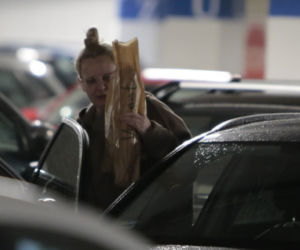 Kasia Nosowska z mężem kupuje kosci dla psa, a dla siebie bułki