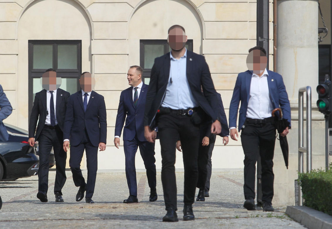 Karol Nawrocki spaceruje z sympatykami