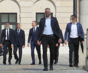 Karol Nawrocki spaceruje z sympatykami