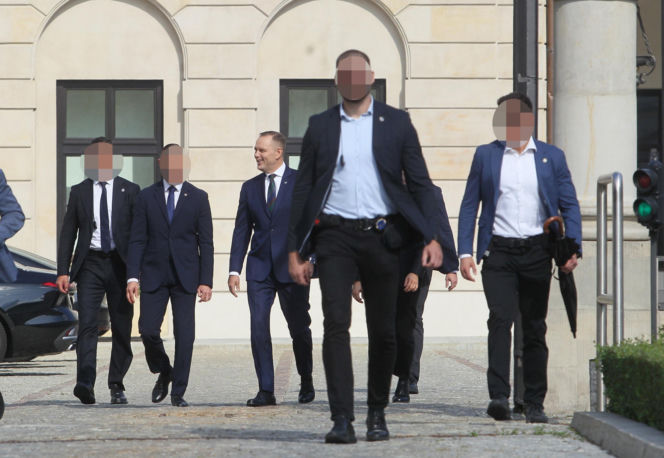 Karol Nawrocki spaceruje z sympatykami