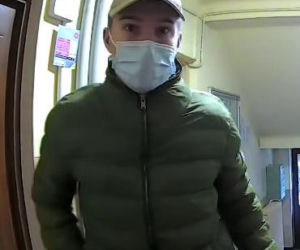 Z konta bankowego zniknęła duża suma. Policja opublikowała wizerunek mężczyzny