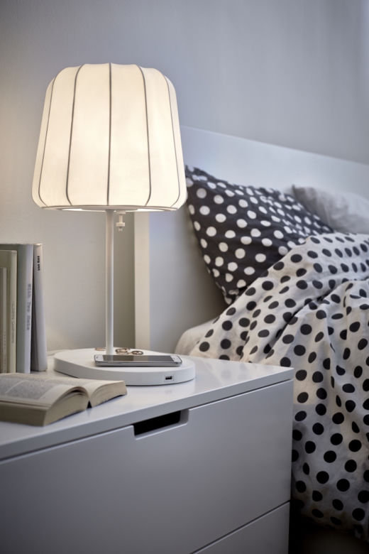 Lampa stołowa z bezprzewodową ładowarką