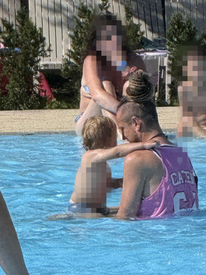 Baron z synkiem na basenie