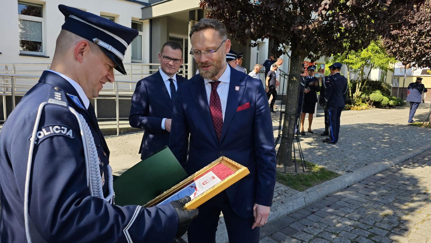 Nadanie sztandaru dla KPP w Świdwinie