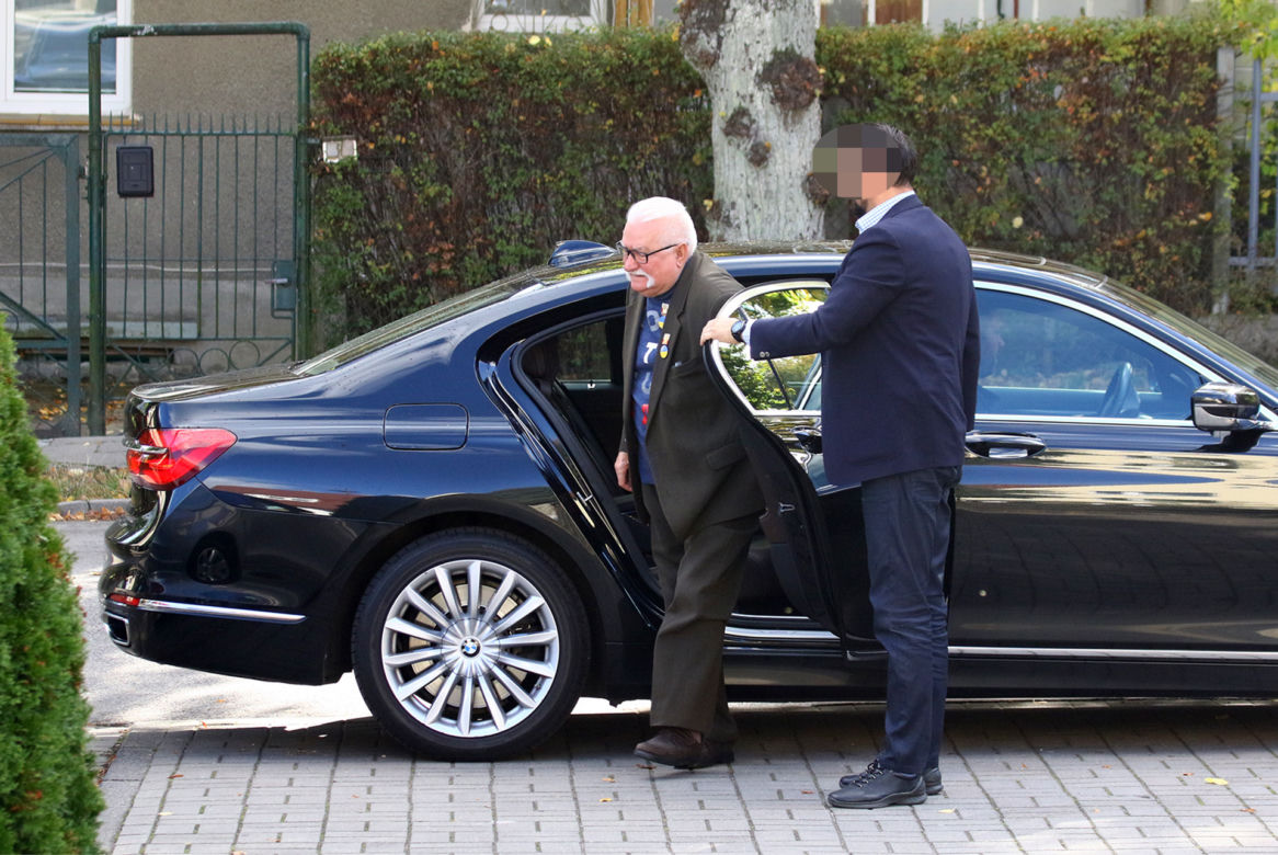 Wałęsa obwieszony ważnymi symbolami. Tak przyjechał do kościoła 