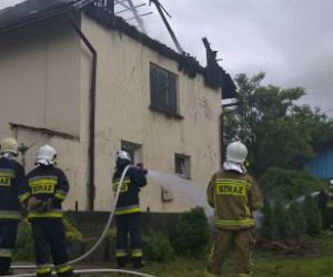 Gaboń. Piorun uderzył w dach budynku! Doszło do pożaru