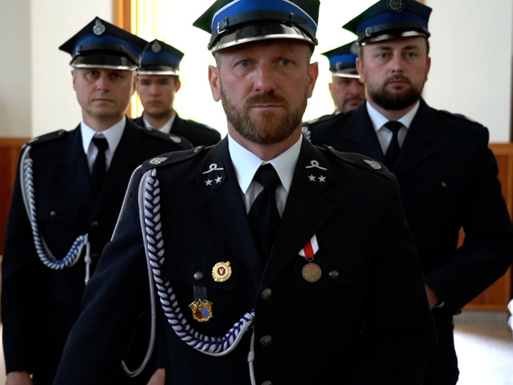 Srebrny orzeł prowadził Arka w ostatniej drodze. Poruszający gest policjantów i strażaków