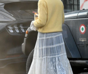 Lara Gessler wozi się w firance