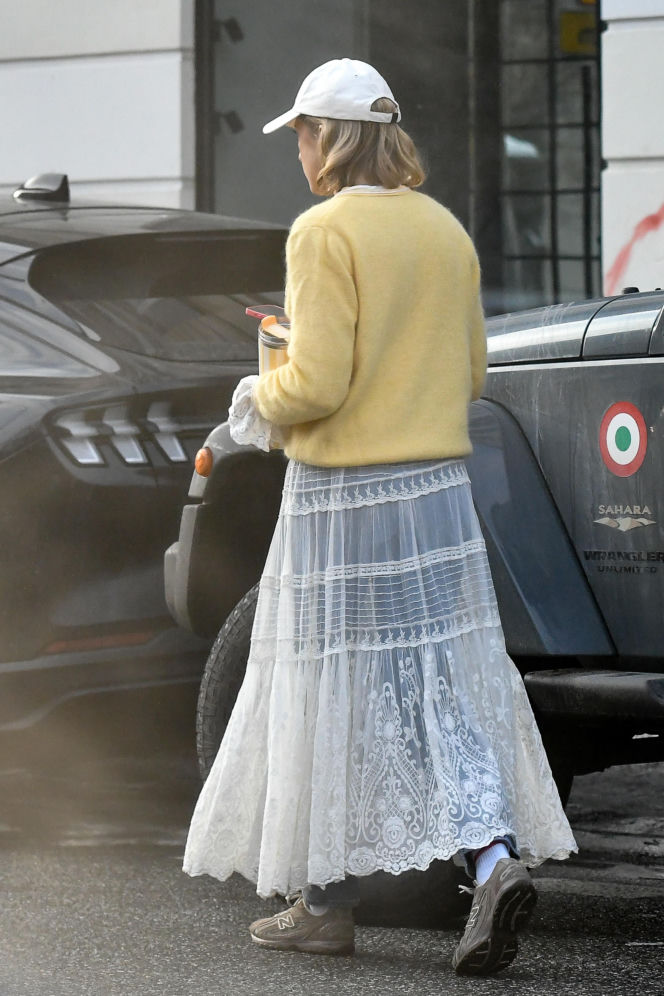 Lara Gessler wozi się w firance