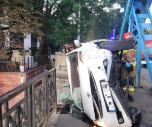 Taksówka zawisła nad Odrą