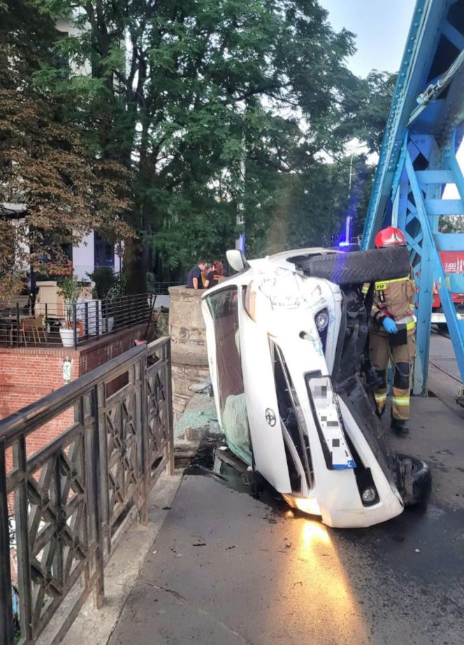Taksówka zawisła nad Odrą