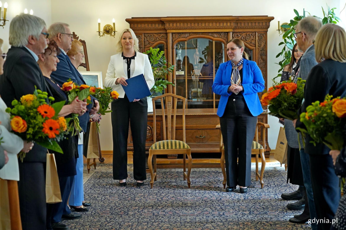 Prezydent Aleksandra Kosiorek i Agata Lipińska, zastępczyni kierownika Urzędu Stanu Cywilnego w Gdyni uhonorowały małżeństwa z długim stażem