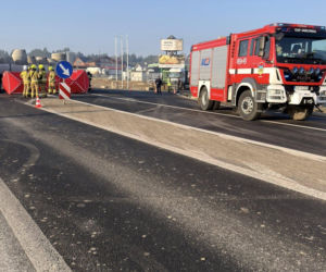 Osobówka wbiła się pod naczepę ciężarówki. Kierowca nie żyje, droga krajowa zablokowana