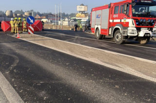 Osobówka wbiła się pod naczepę ciężarówki. Kierowca nie żyje, droga krajowa zablokowana