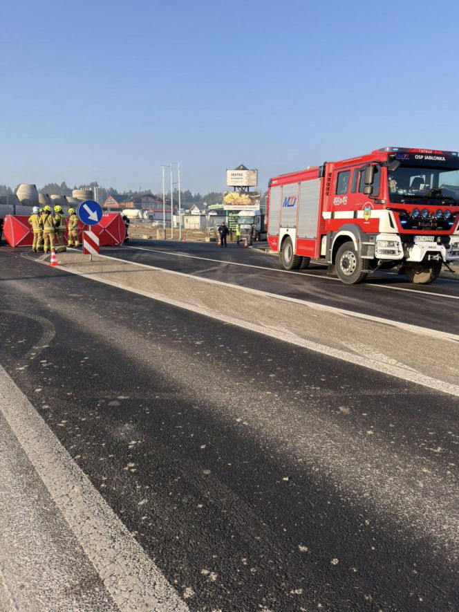 Osobówka wbiła się pod naczepę ciężarówki. Kierowca nie żyje, droga krajowa zablokowana