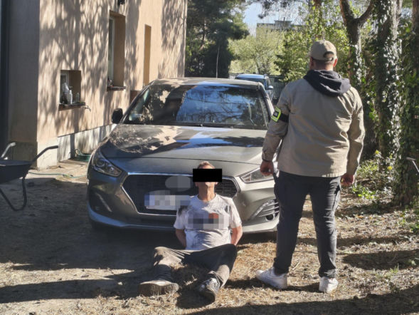 20 zarzutów za paserstwo. Rozbierali auta pod Wołominem. Kobra likwiduje samochodową dziuplę