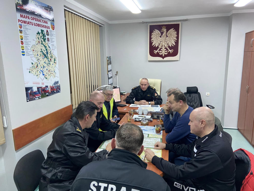 Łobez. Sytuacja jest kryzysowa, woda zagraża mieszkańcom. Zawalił się most, zamknięto drogi 