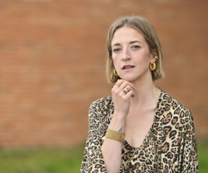 Bezpieczne kolory odchodzą do lamusa. Lara Gessler zachwyciła stylizacją w jednym z najmodniejszych odcieni tej wiosny