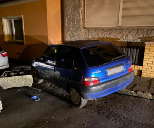 Ścigany prze policję 23-latek wyskoczył z auta i uciekał PIESZO! Po drodzę wyrzucił BROŃ [ZDJĘCIA]