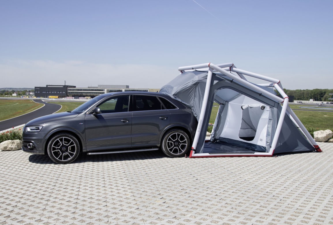 Audi Q3 z kempingowym namiotem