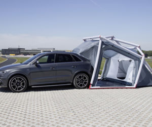 Audi Q3 z kempingowym namiotem
