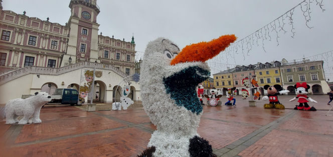 Bajkowa instalacja przed zamojski ratuszem