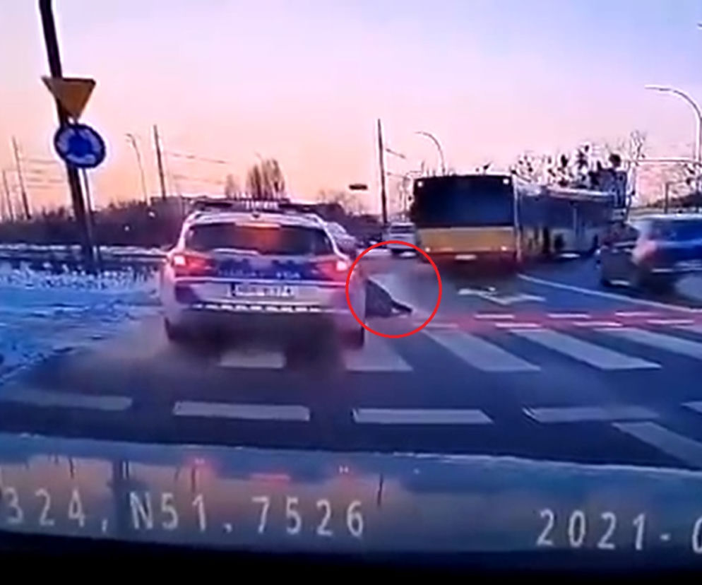 Łódź. Policjant w radiowozie potrącił pieszego! Przyjechali koledzy i machnęli ręką. Nagranie jest szokujące [WIDEO]