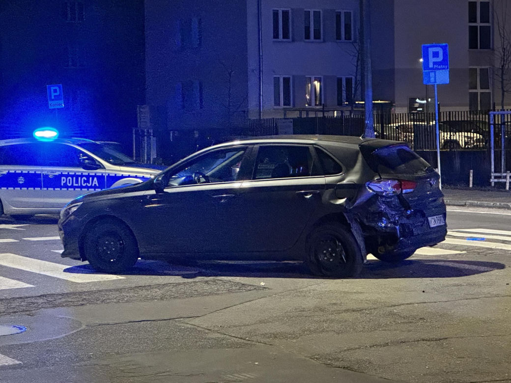 Jechali na interwencję, roztrzaskali radiowozy. Nocna kraksa na Pradze-Północ