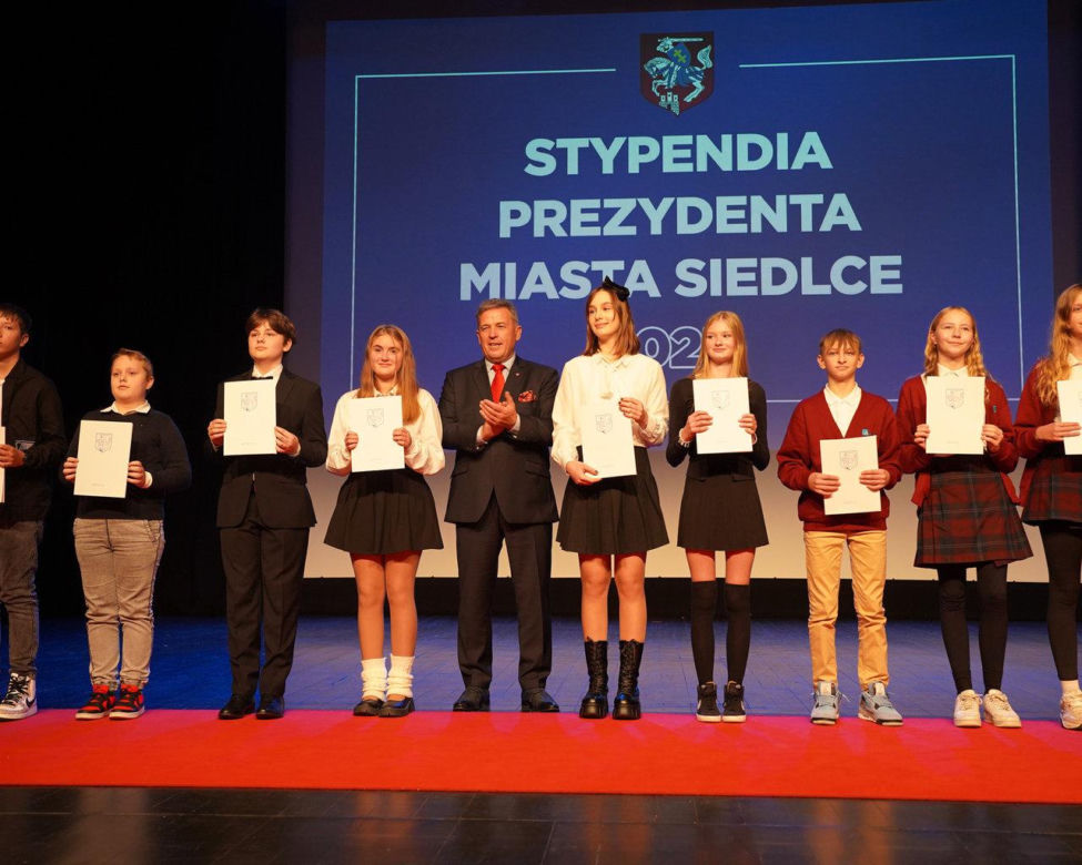 Stypendyści odebrali z rąk prezydenta Andrzeja Sitnika Listy Gratulacyjne