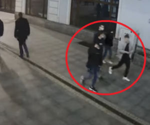 Pobicie w centrum Bydgoszczy! Policja publikuje nagranie i prosi o pomoc [WIDEO]