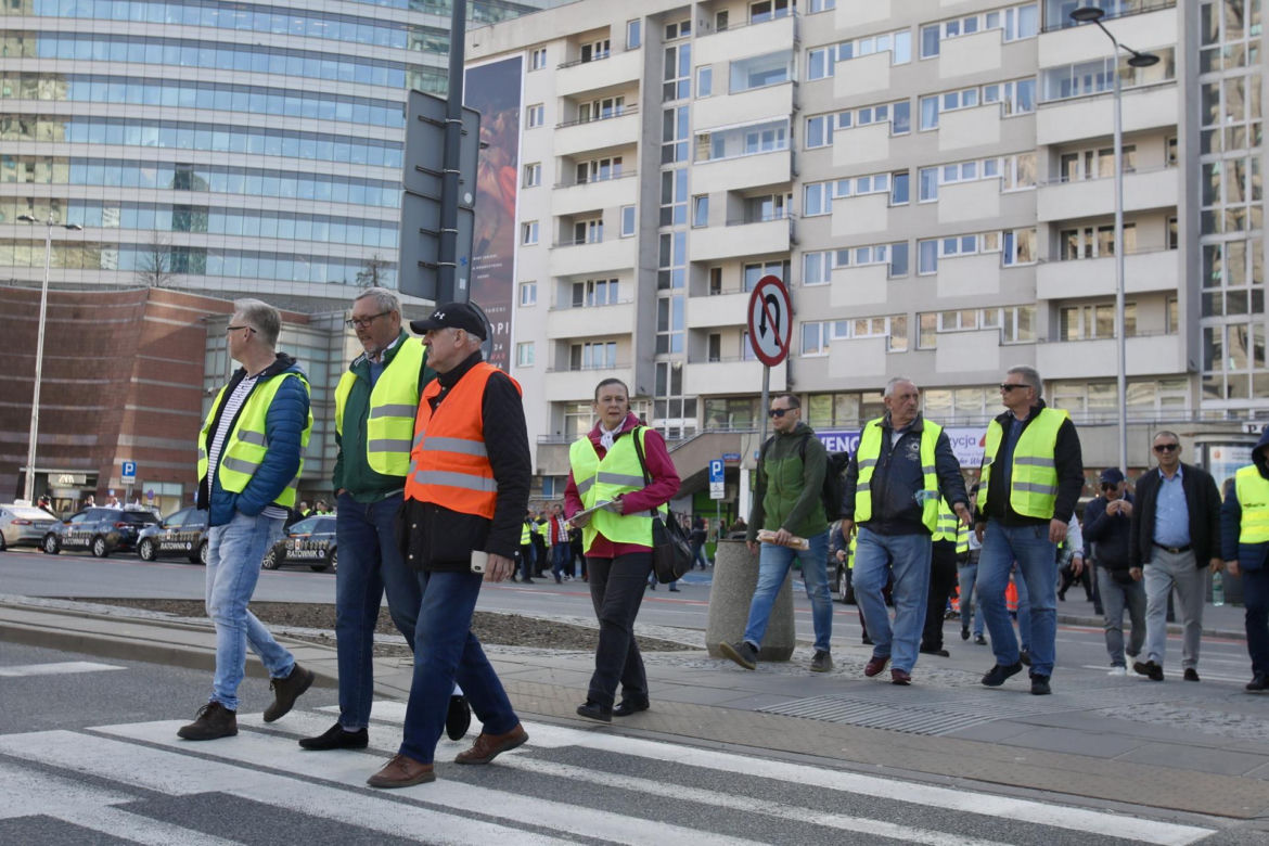 Wielki protest taksówkarzy w centrum Warszawy. Chcą podniesienia stawek!